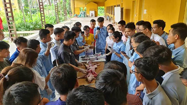 Thầy Nguyễn Văn Minh trong một lần hướng dẫn mổ khám vật nuôi cho các học viên